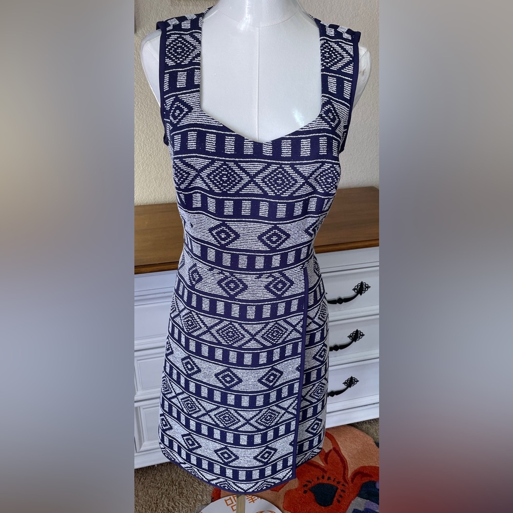 Halogen White/Blue Midi Dress with Sleeveless Design and Sweetheart Neckline